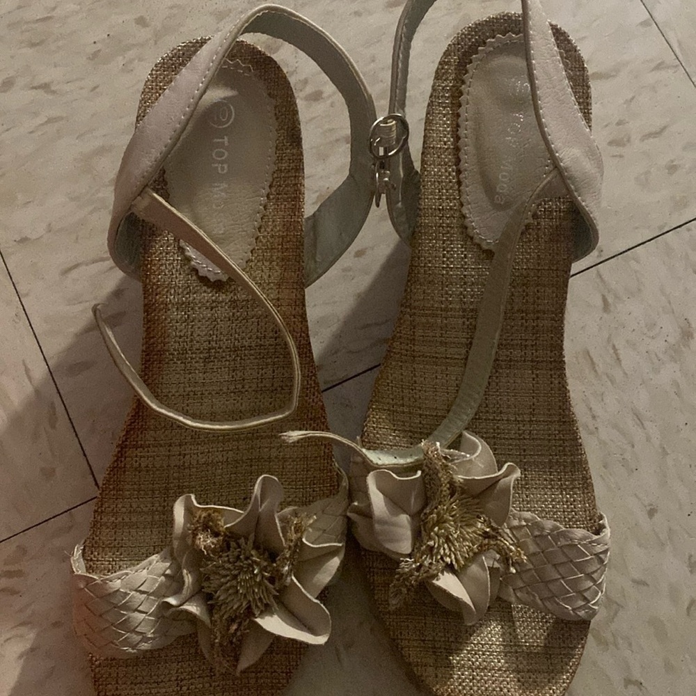Size 10 a little dirty great condition. Heel is a wooden heel